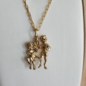 Elegant Gold Pendant Necklace